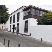 This twin room has two single beds with a private separate bathroom ( bathroom across the hallway). The view is of the whole garden area and the sea c